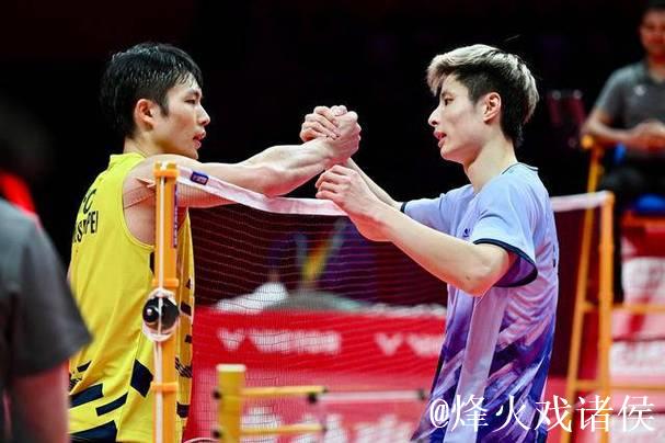 石宇奇2-1战胜周天成 两连胜挺进总决赛四强 石宇奇2-1战胜周天成 两连胜挺进总决赛四强